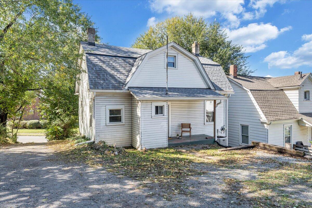 1008 5th Street Southeast Roanoke, VA 24013 - Photo 36 of 60 a front view of a house with a yard