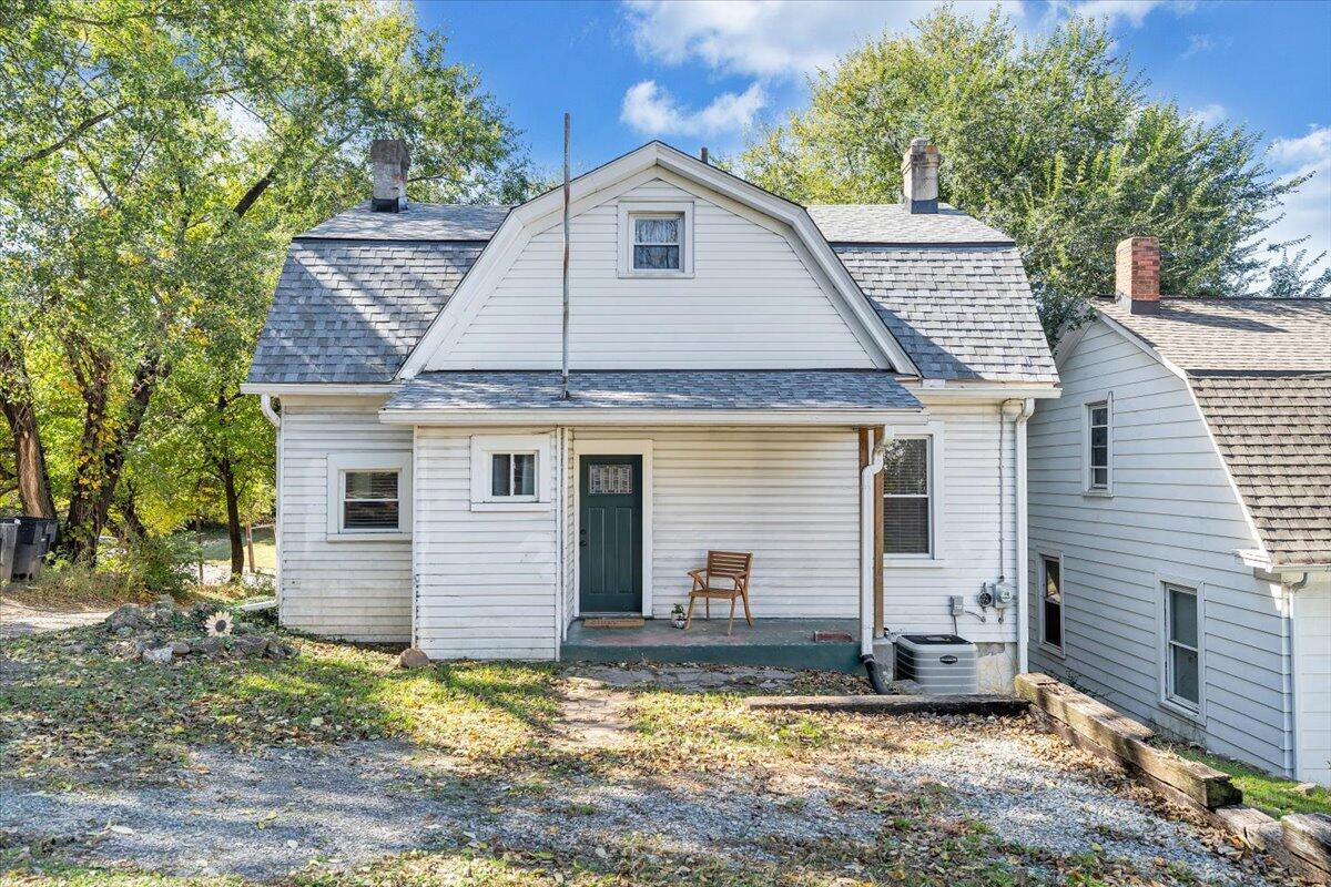1008 5th Street Southeast Roanoke, VA 24013 - Photo 37 of 60 a front view of a house with a yard