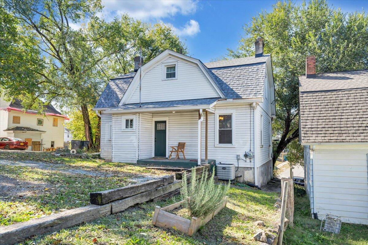 1008 5th Street Southeast Roanoke, VA 24013 - Photo 38 of 60 a front view of a house with garden