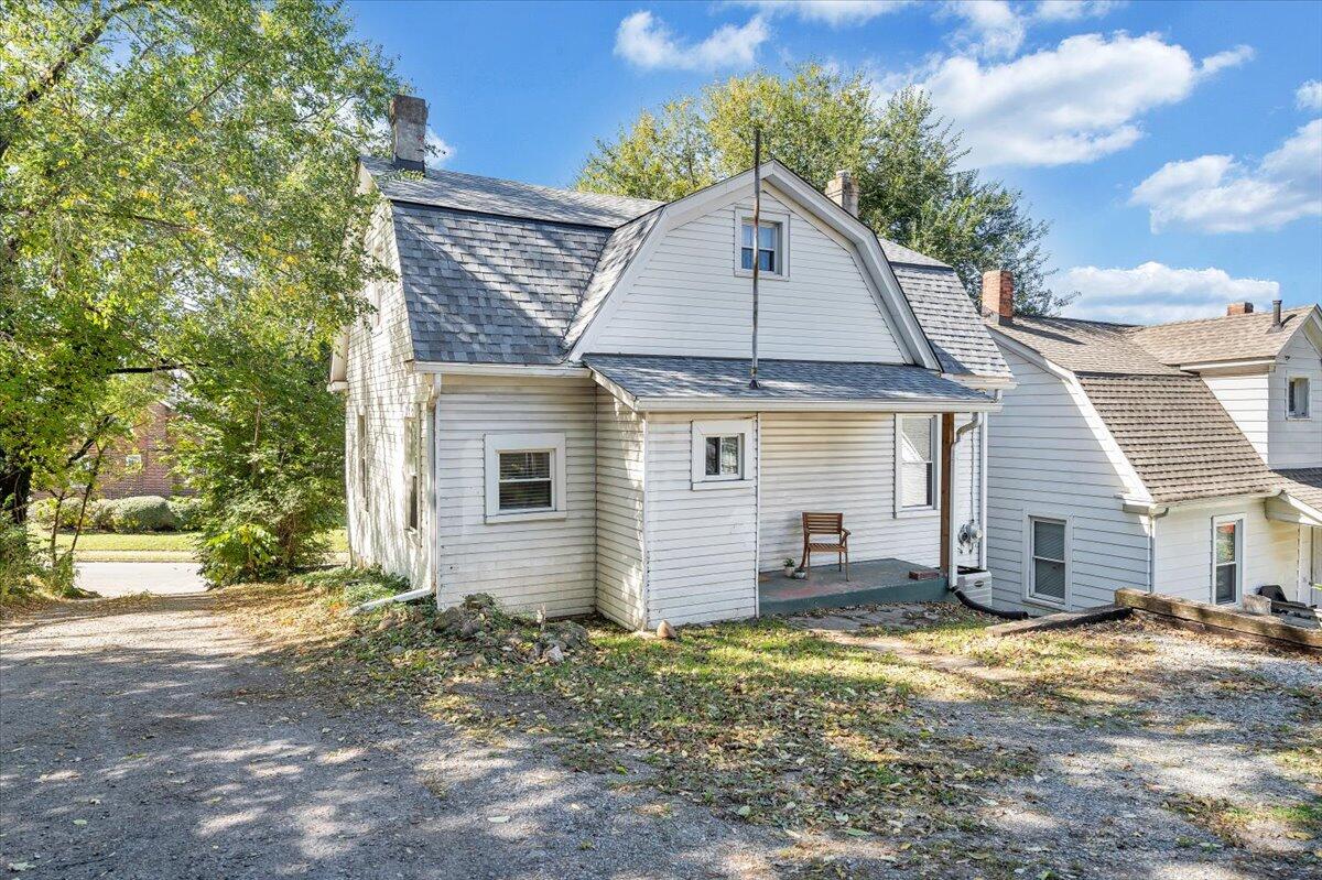 1008 5th Street Southeast Roanoke, VA 24013 - Photo 40 of 60 a view of a house with a yard