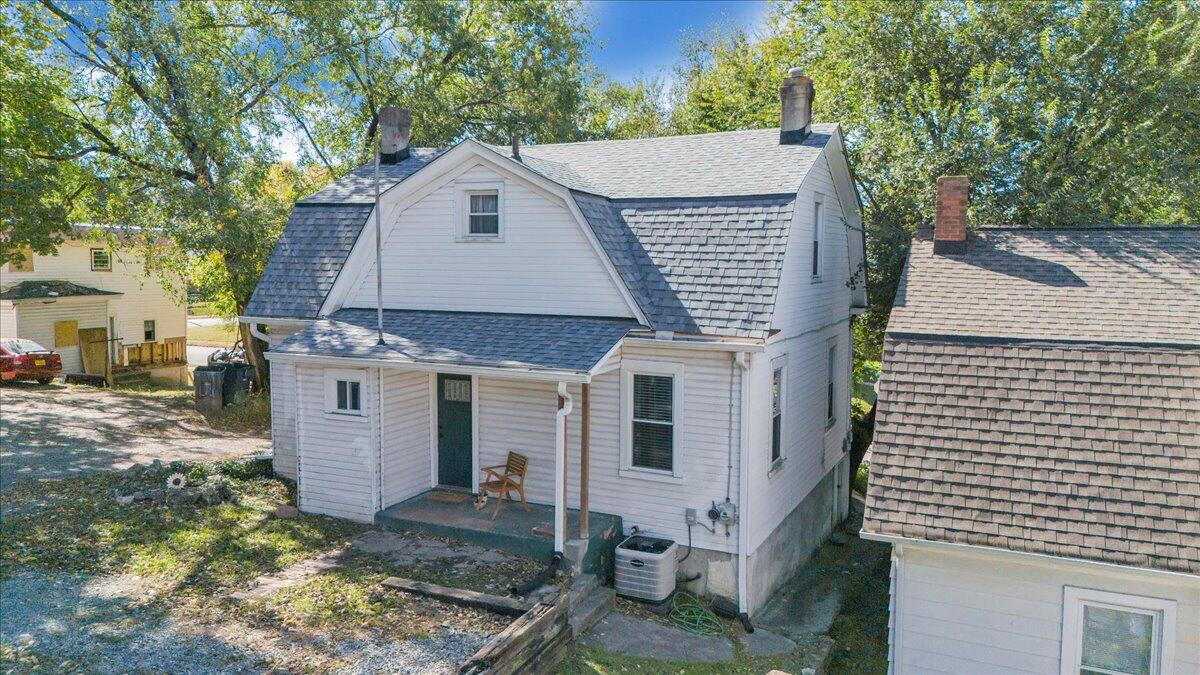 1008 5th Street Southeast Roanoke, VA 24013 - Photo 47 of 60 a front view of a house with garden