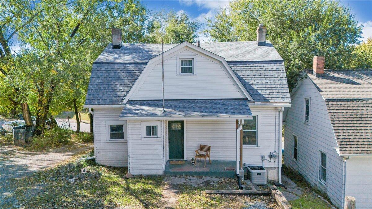 1008 5th Street Southeast Roanoke, VA 24013 - Photo 48 of 60 a front view of a house with garden