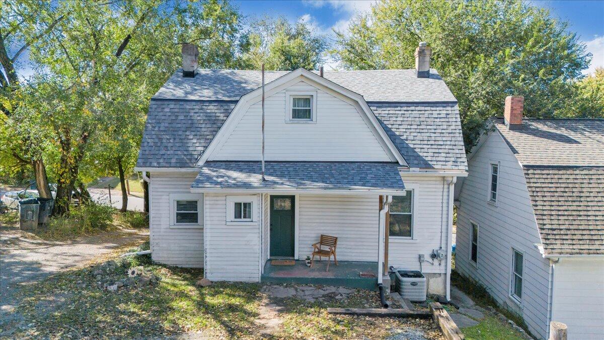 1008 5th Street Southeast Roanoke, VA 24013 - Photo 49 of 60 a aerial view of a house