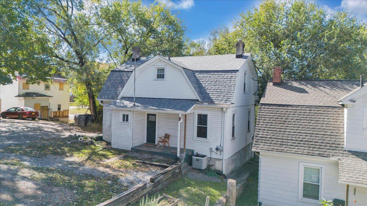 1008 5th Street Southeast Roanoke, VA 24013 - Photo 50 of 60 front view of a house with a yard