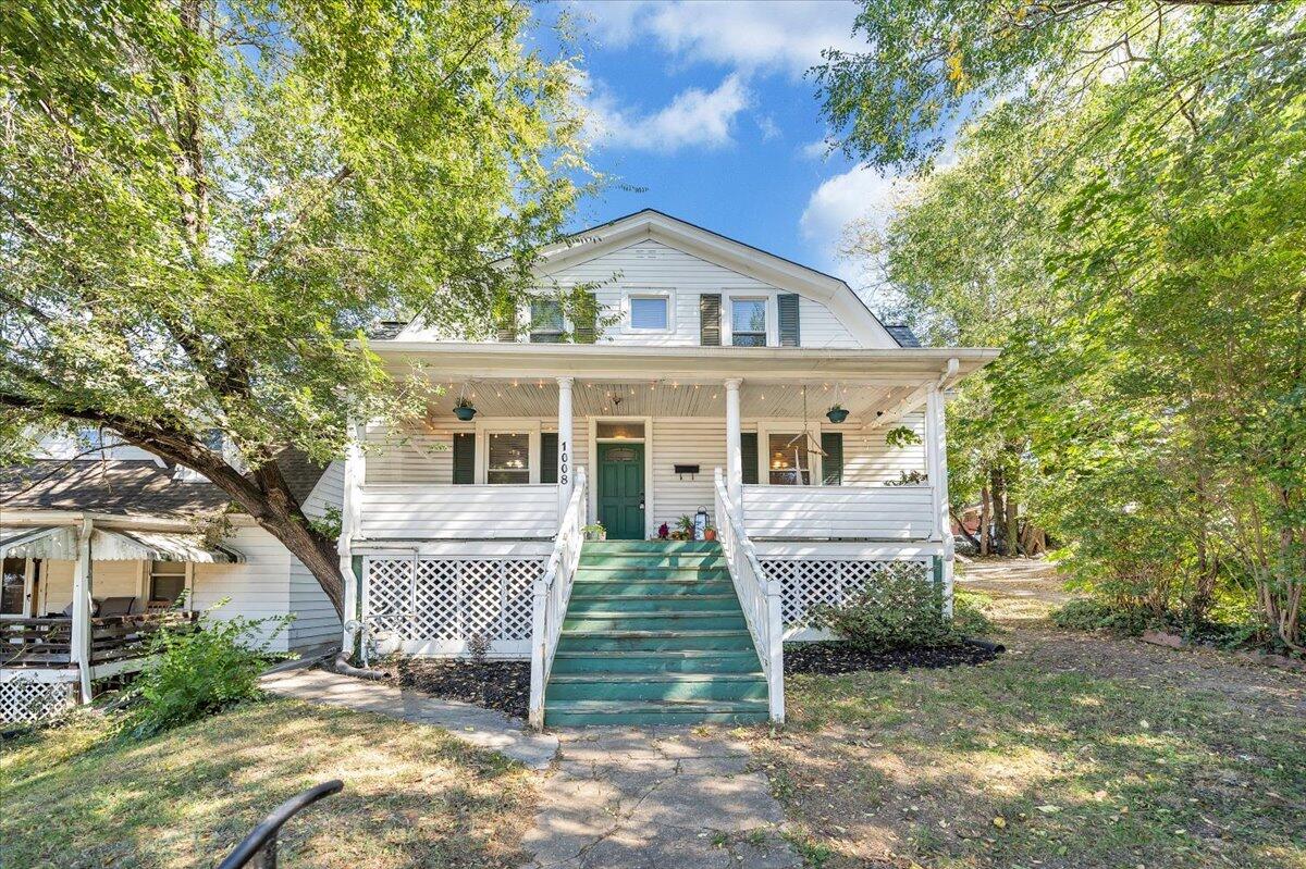 1008 5th Street Southeast Roanoke, VA 24013 - Photo 57 of 60 a front view of a house with a garden