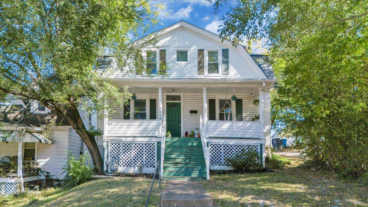 1008 5th Street Southeast Roanoke, VA 24013 - Photo 58 of 60 a front view of a house with a garden