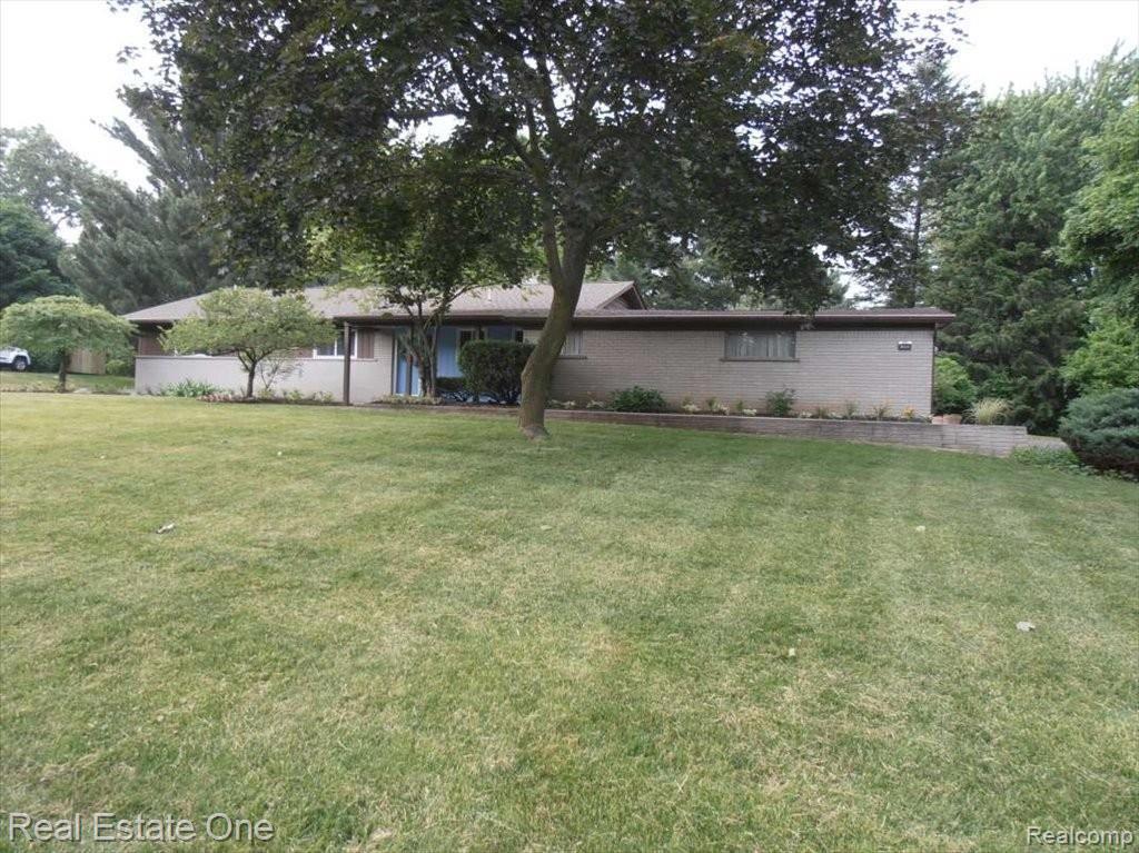 1199 Peveril Road Bloomfield Hills, MI 48304 - Photo 1 of 8 Upgraded Landscaping