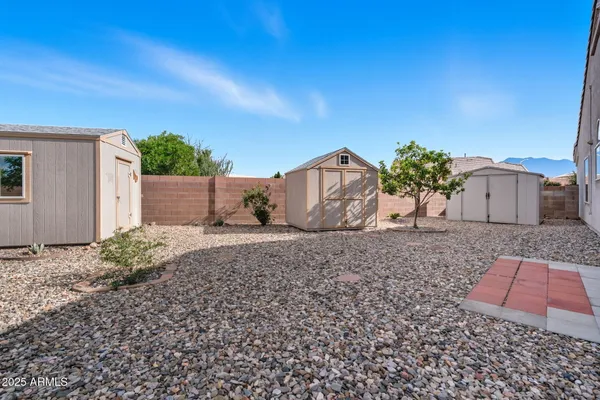 a view of a backyard