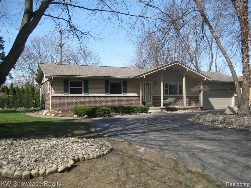 1973 Welch Road Walled Lake, MI 48390 - Photo 4 of 33 IMG_3014x.JPG