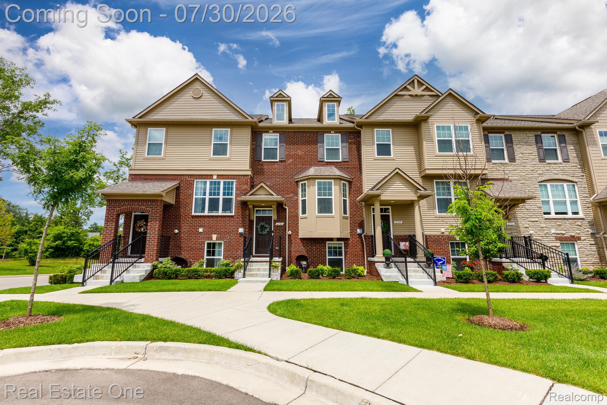 2785 Hartwick Drive Rochester, MI 48307 - Photo 1 of 33 1 Front View .jpg