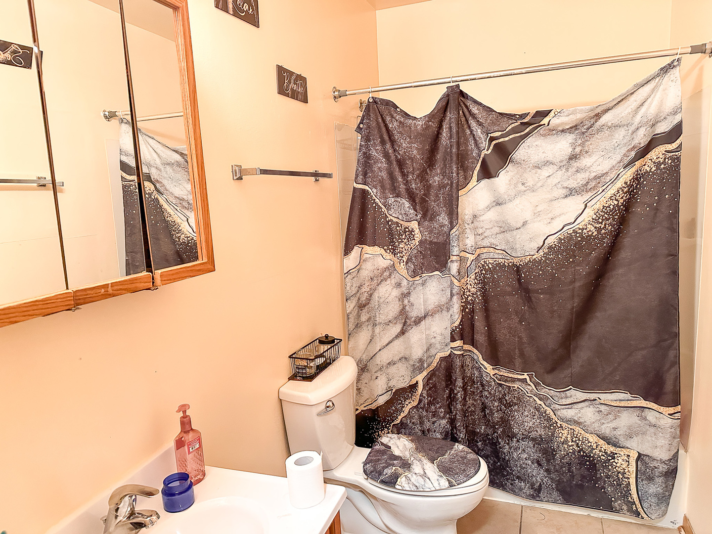 695 Moore Street Kankakee, IL 60901 - Photo 11 of 15 a bathroom with a toilet and a shower curtain