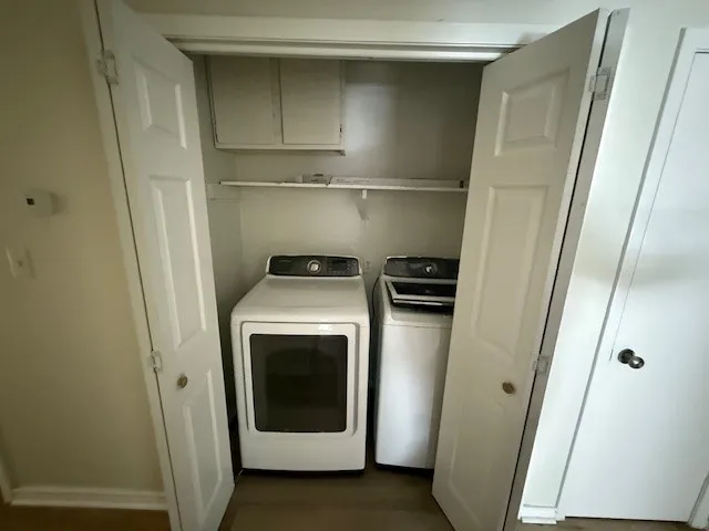a close up view of a washer and dryer