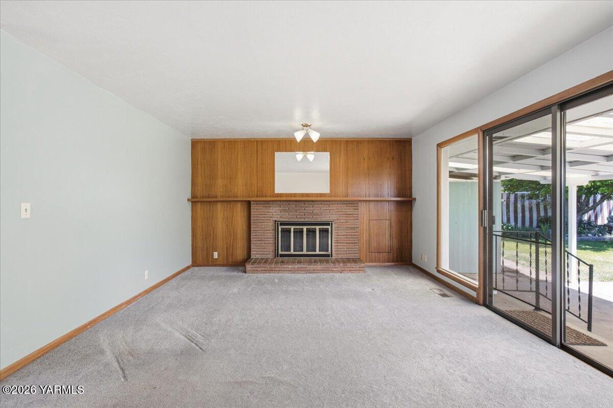 111 Sunset Way Zillah, WA 98953 - Photo 12 of 44 Family room