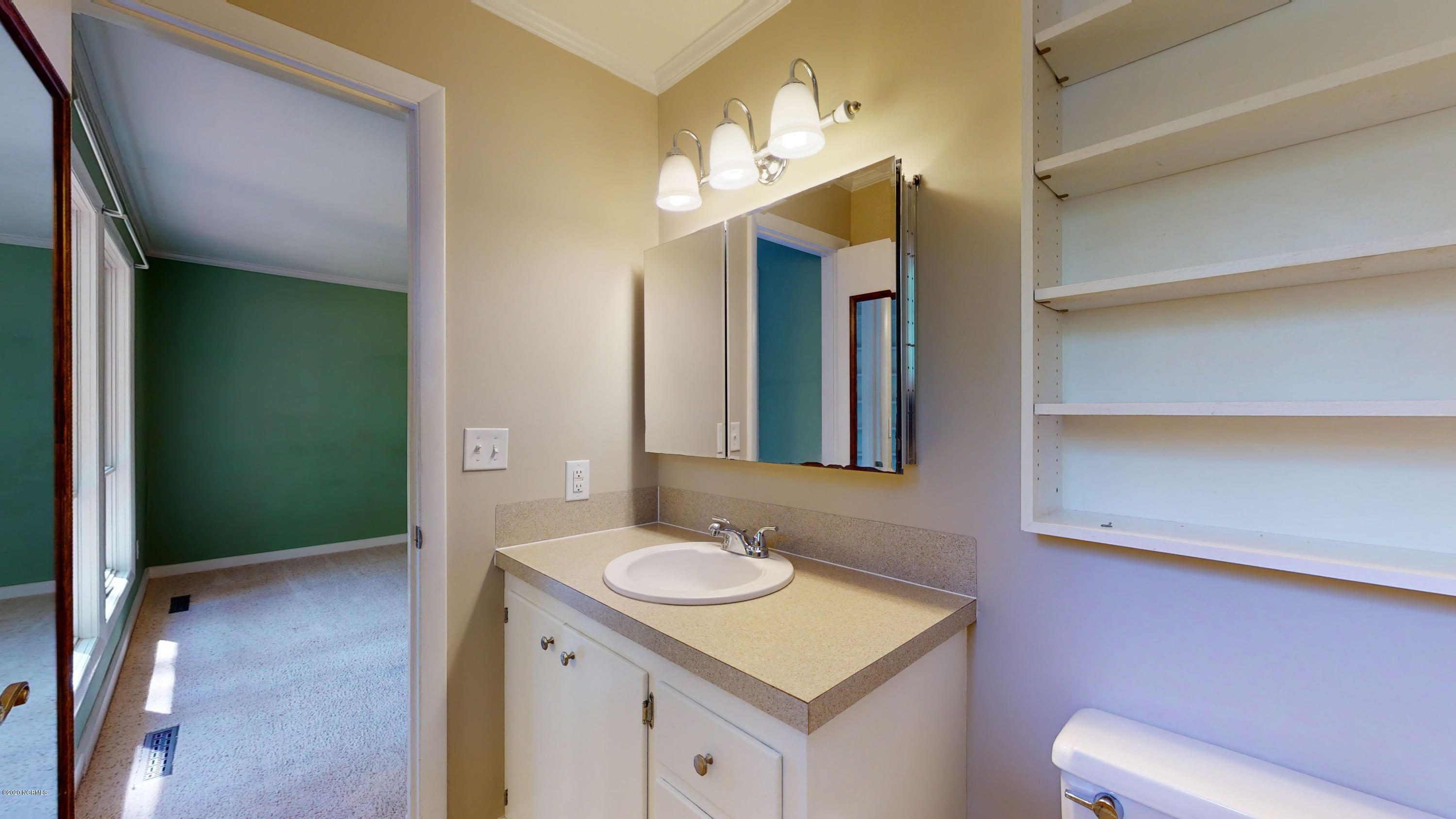 212 Ridgewood Lane Washington, NC 27889 - Photo 18 of 34 Master Bath