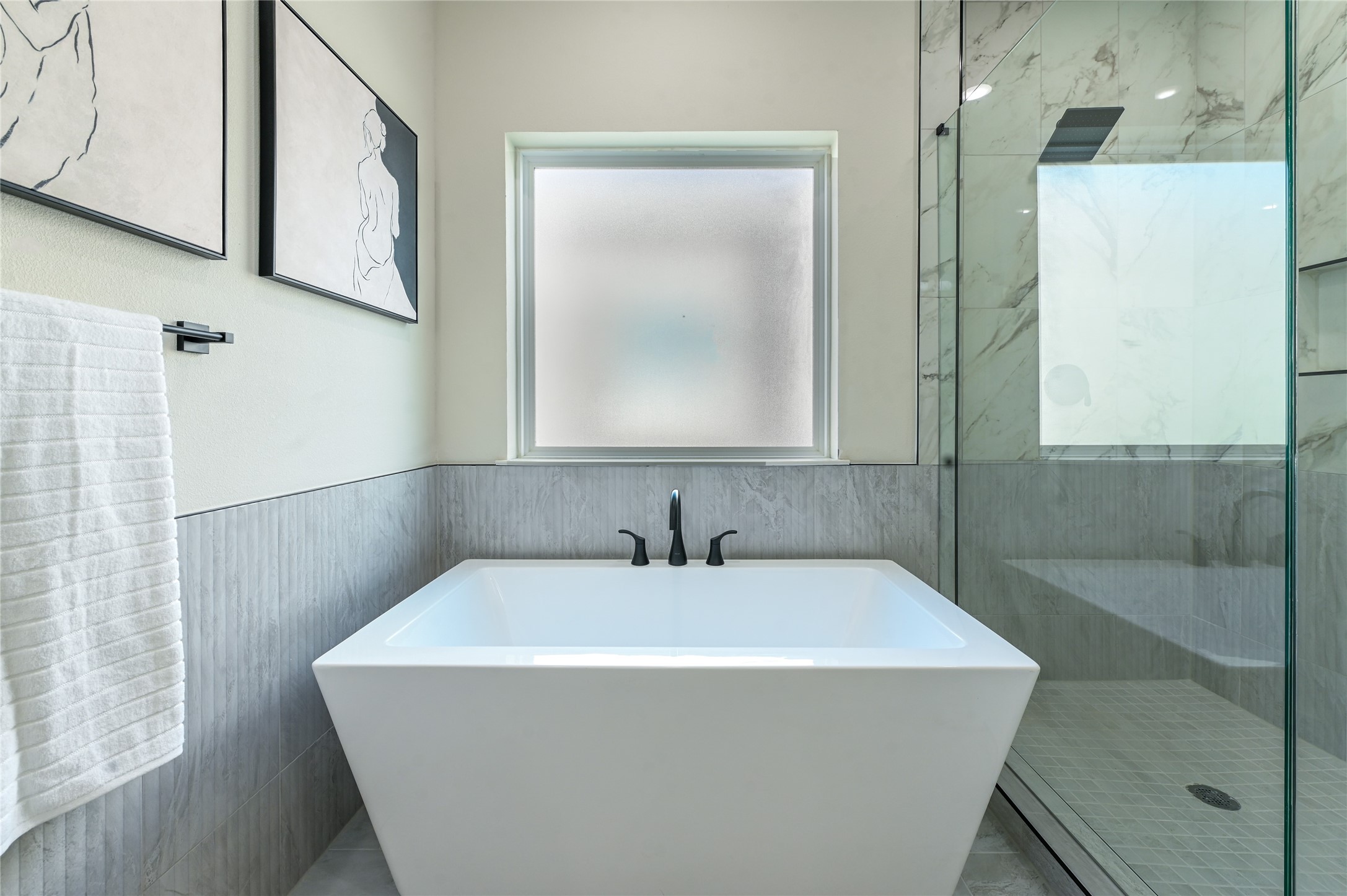 14113 Bridgeport Road Houston, TX 77047 - Photo 17 of 33 Grand soaking tub