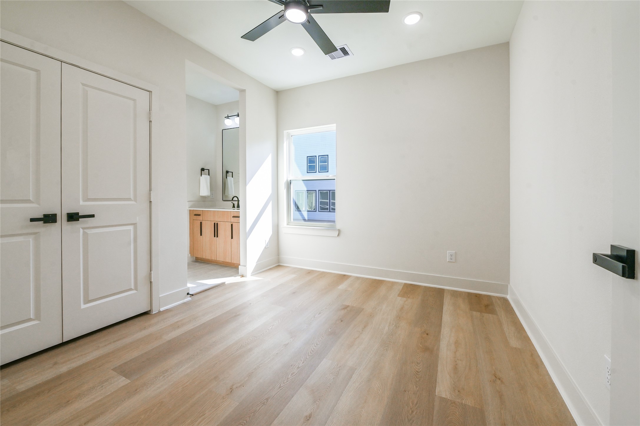 14113 Bridgeport Road Houston, TX 77047 - Photo 18 of 33 Secondary Bedroom