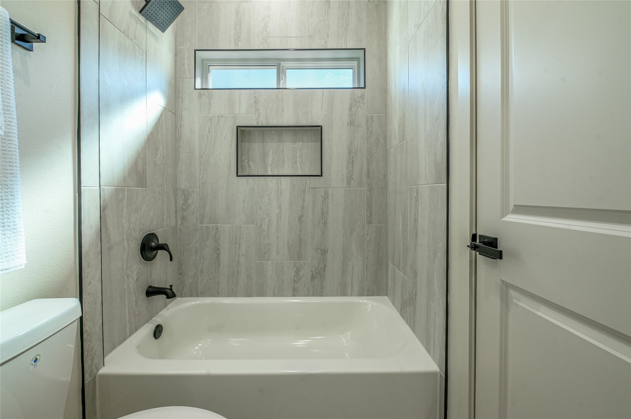 14113 Bridgeport Road Houston, TX 77047 - Photo 21 of 33 Secondary Bathroom