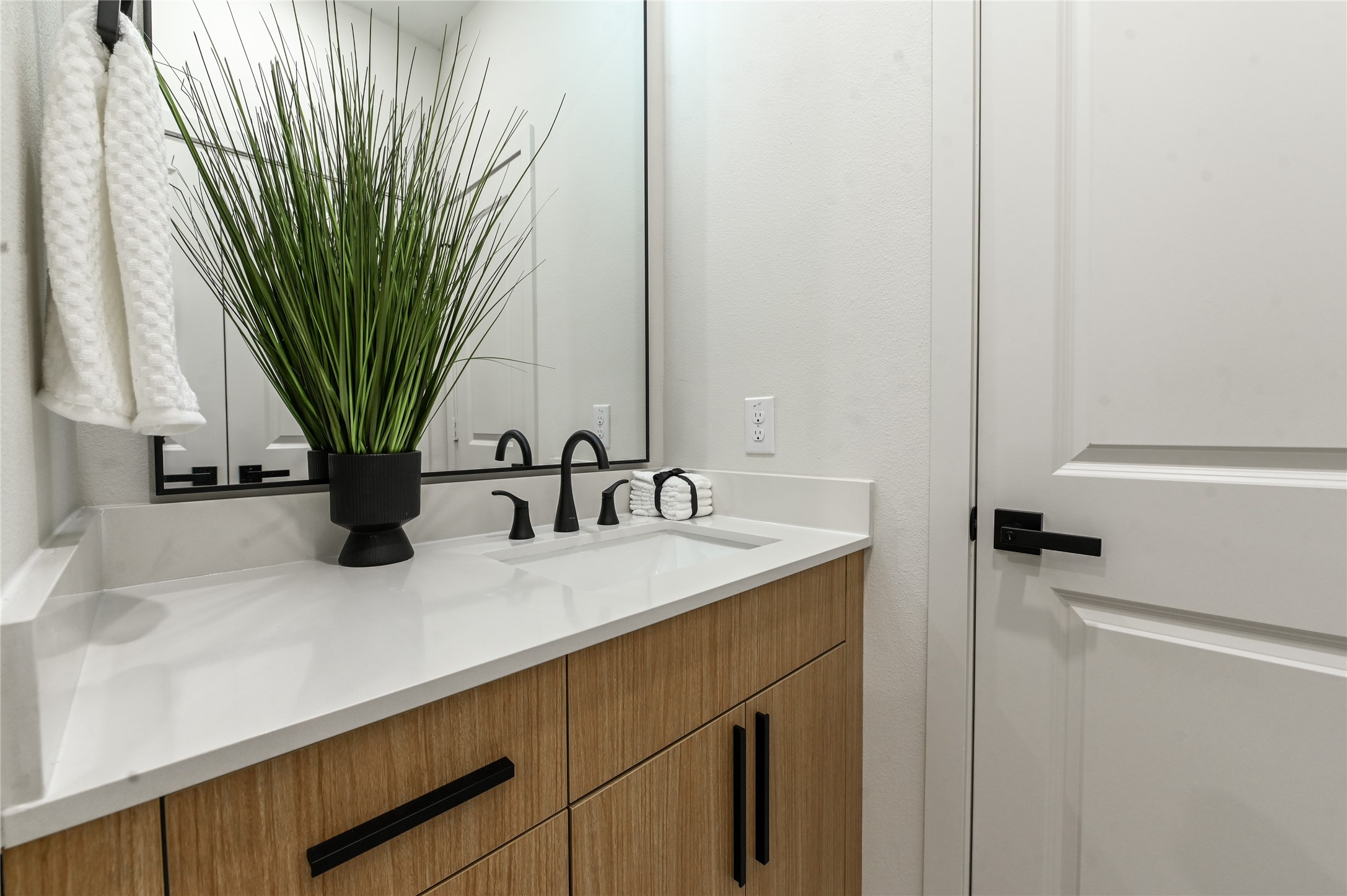 14113 Bridgeport Road Houston, TX 77047 - Photo 22 of 33 Secondary bathroom. Each with its own separate vanity