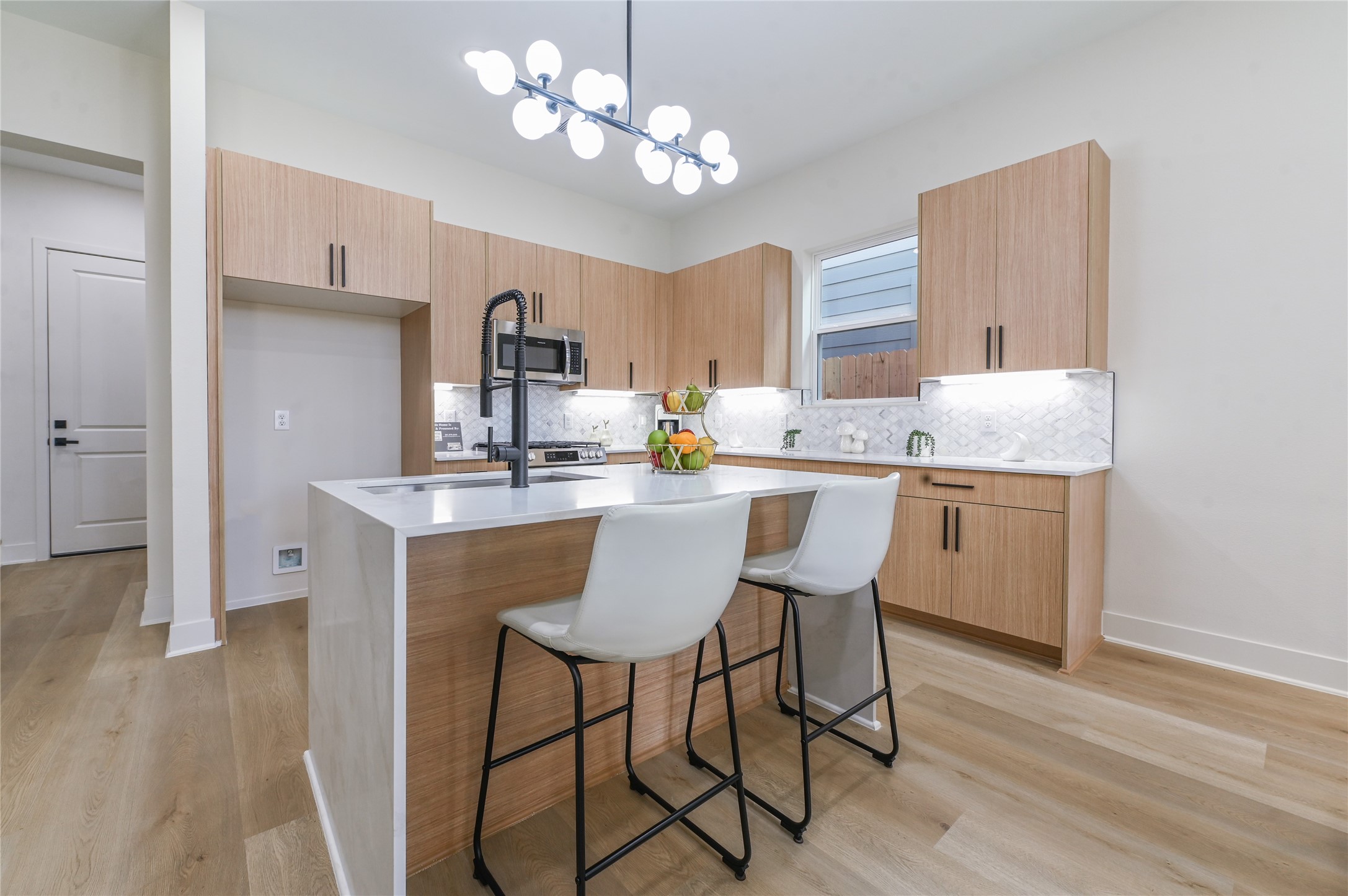 14113 Bridgeport Road Houston, TX 77047 - Photo 5 of 33 Island open to family room & dining is great for entertaining.