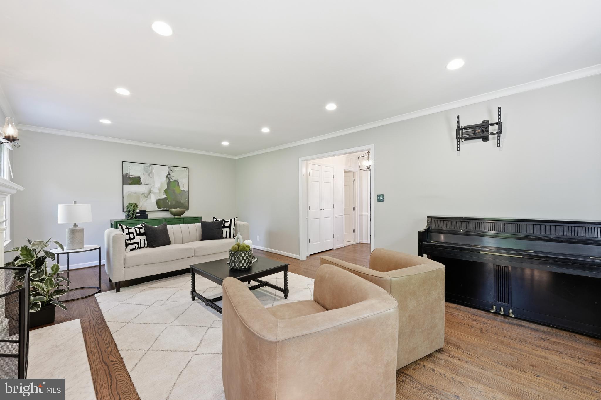2311 North Glebe Road Arlington, VA 22207 - Photo 10 of 33 Living room on main level
