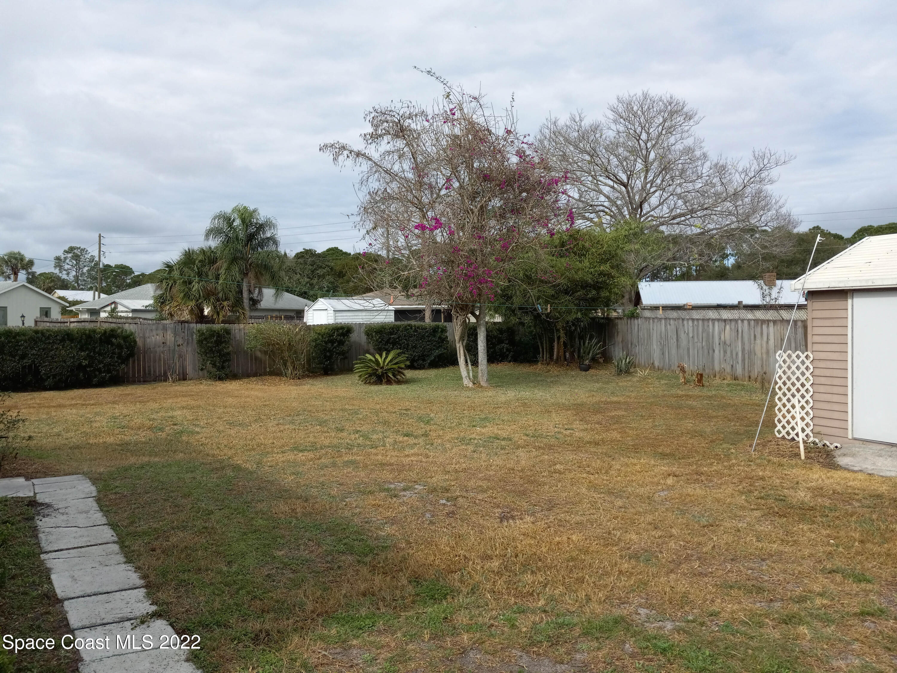 5166 Arlington Road Cocoa, FL 32927 - Photo 23 of 25 a backyard of a house with lots of green space