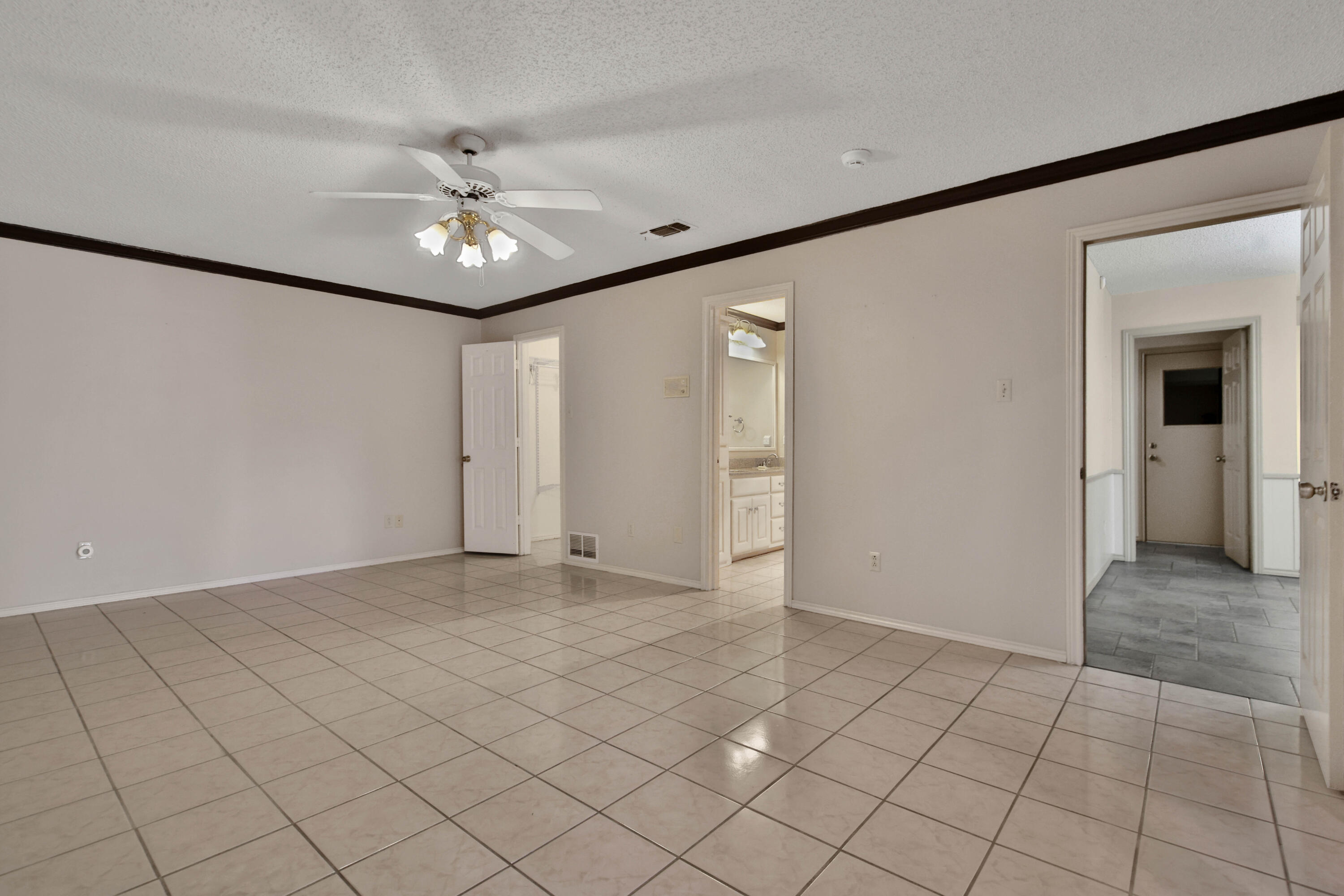 5721 80th Street Lubbock, TX 79424 - Photo 16 of 41 Primary Bedroom Suite