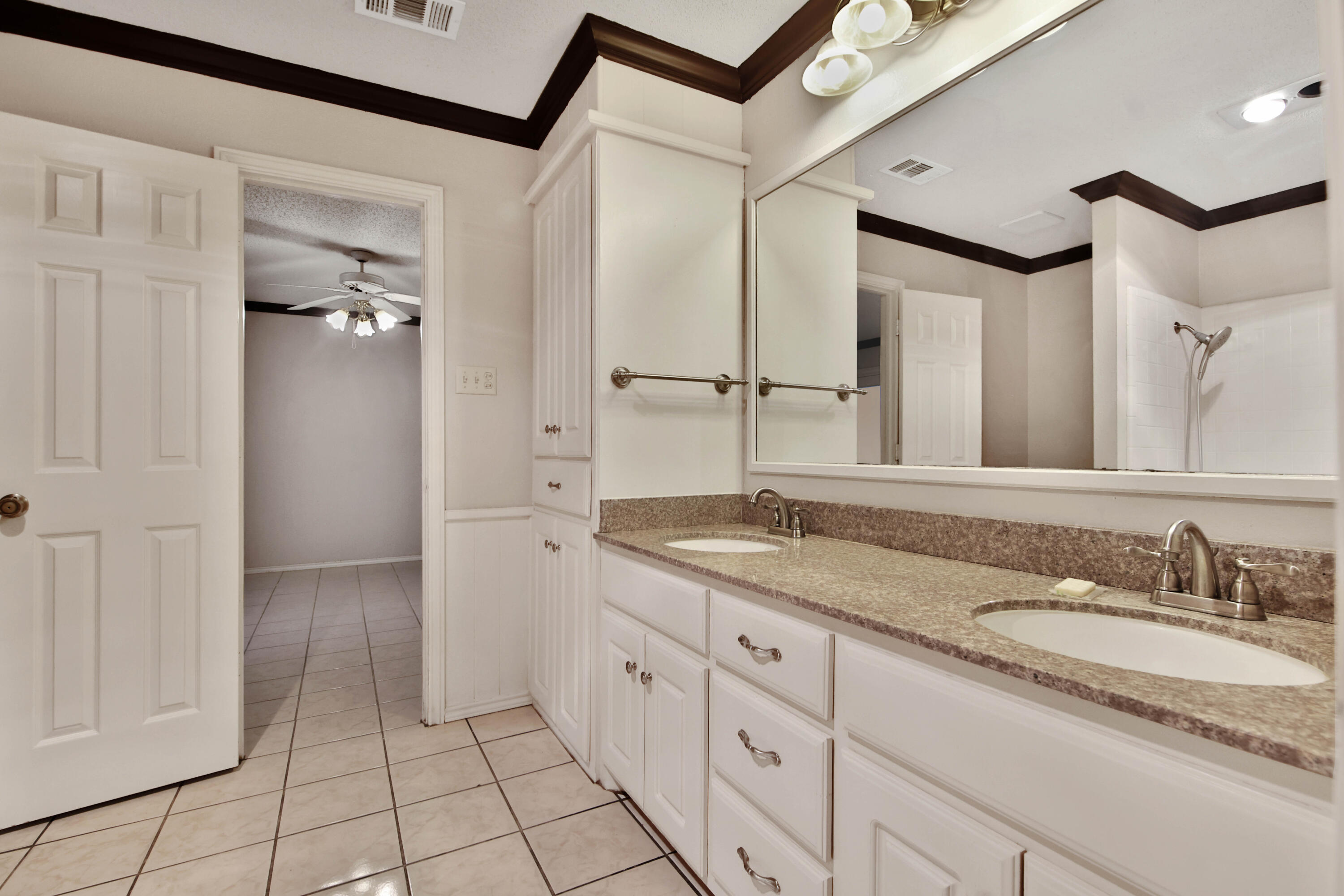 5721 80th Street Lubbock, TX 79424 - Photo 17 of 41 Primary Bathroom