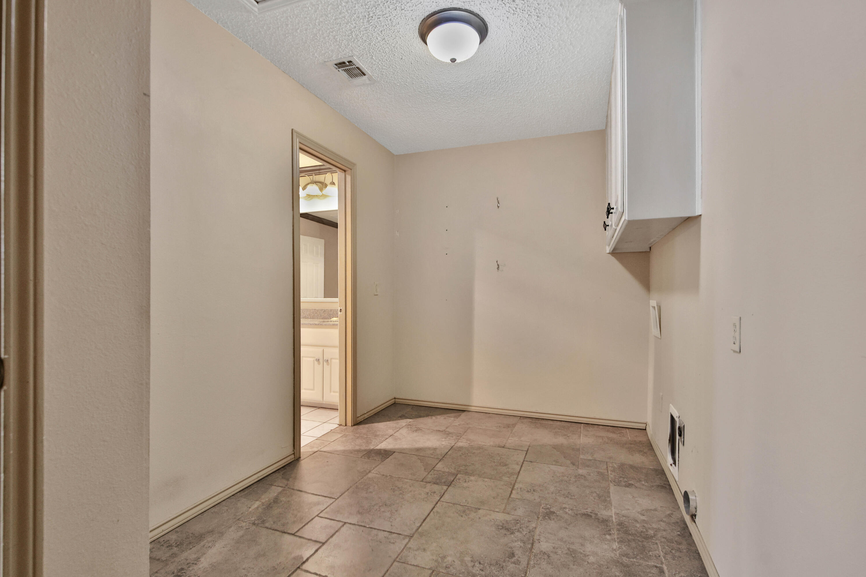5721 80th Street Lubbock, TX 79424 - Photo 20 of 41 Laundry Room