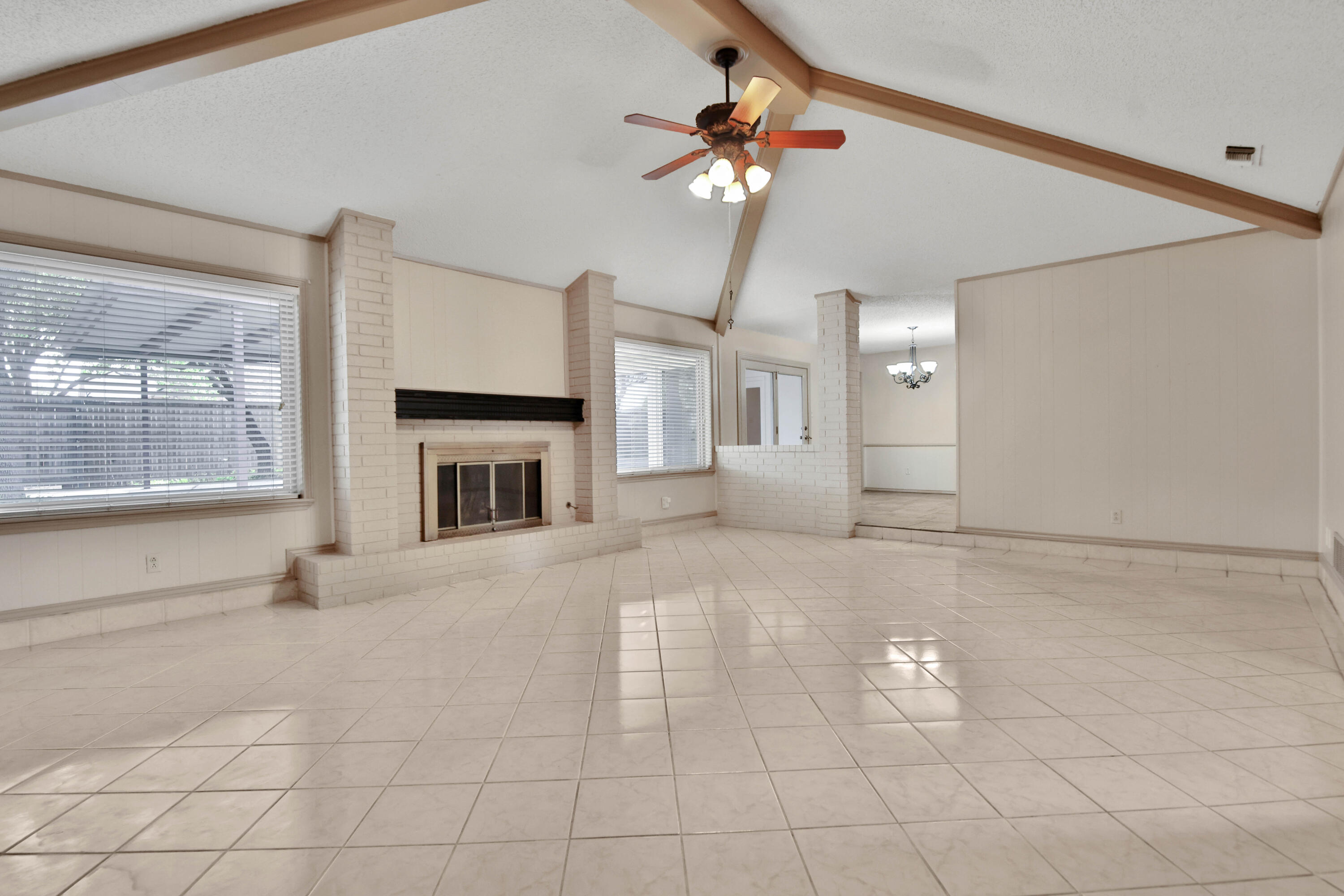 5721 80th Street Lubbock, TX 79424 - Photo 6 of 41 Living Room