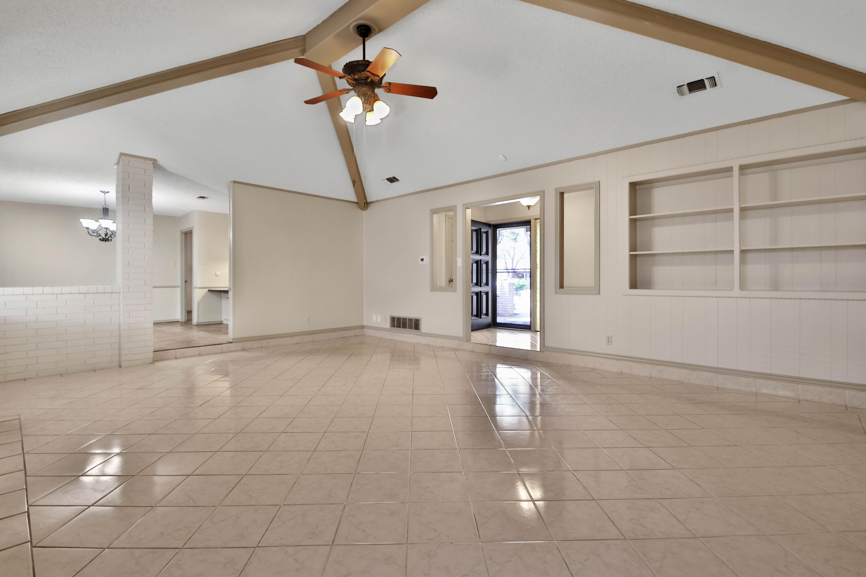 5721 80th Street Lubbock, TX 79424 - Photo 7 of 41 Living Room