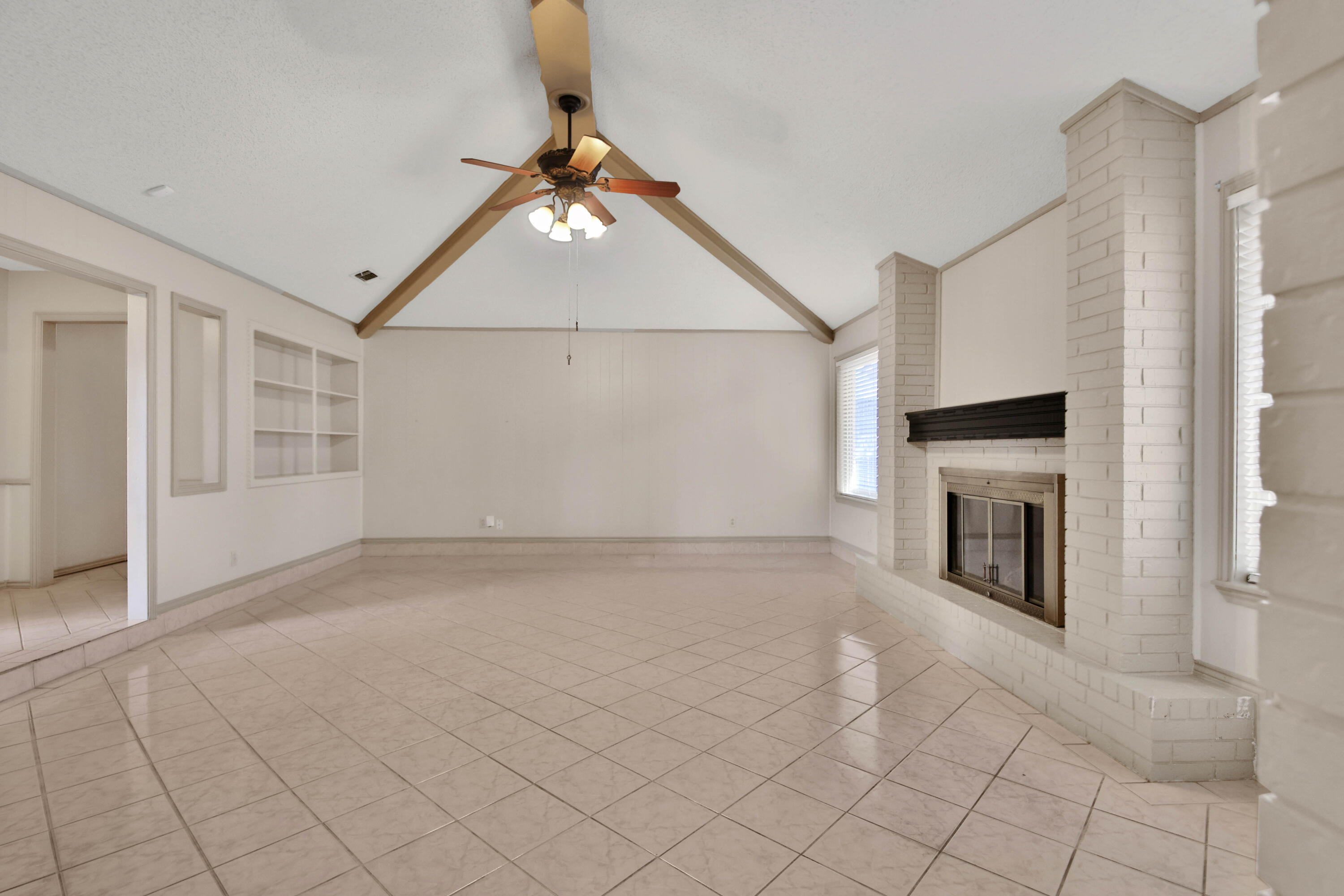 5721 80th Street Lubbock, TX 79424 - Photo 8 of 41 Living Room