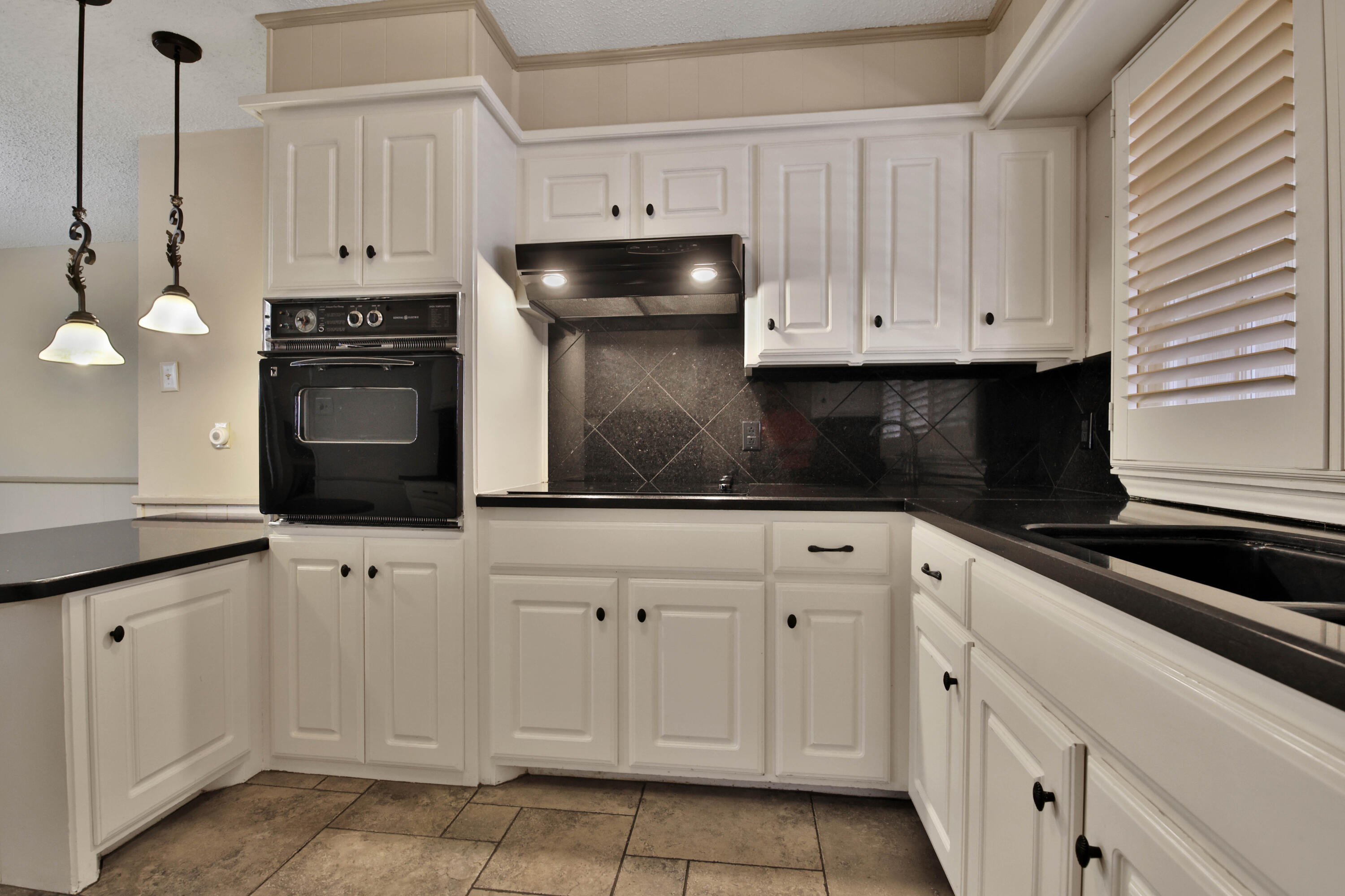 5721 80th Street Lubbock, TX 79424 - Photo 10 of 41 Kitchen