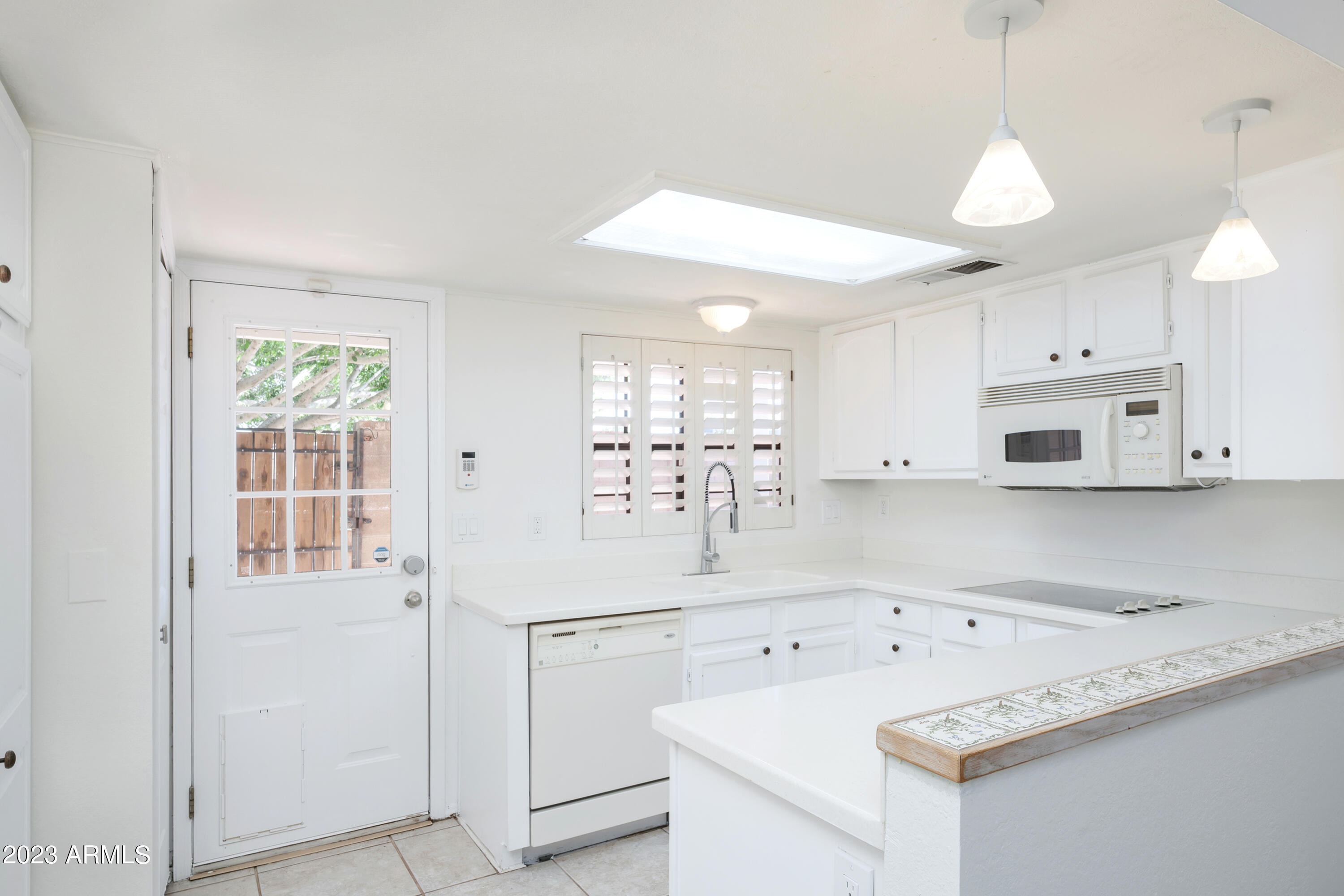 4840 East Mineral Road, Unit 6 Phoenix, AZ 85044 - Photo 11 of 19 Kitchen