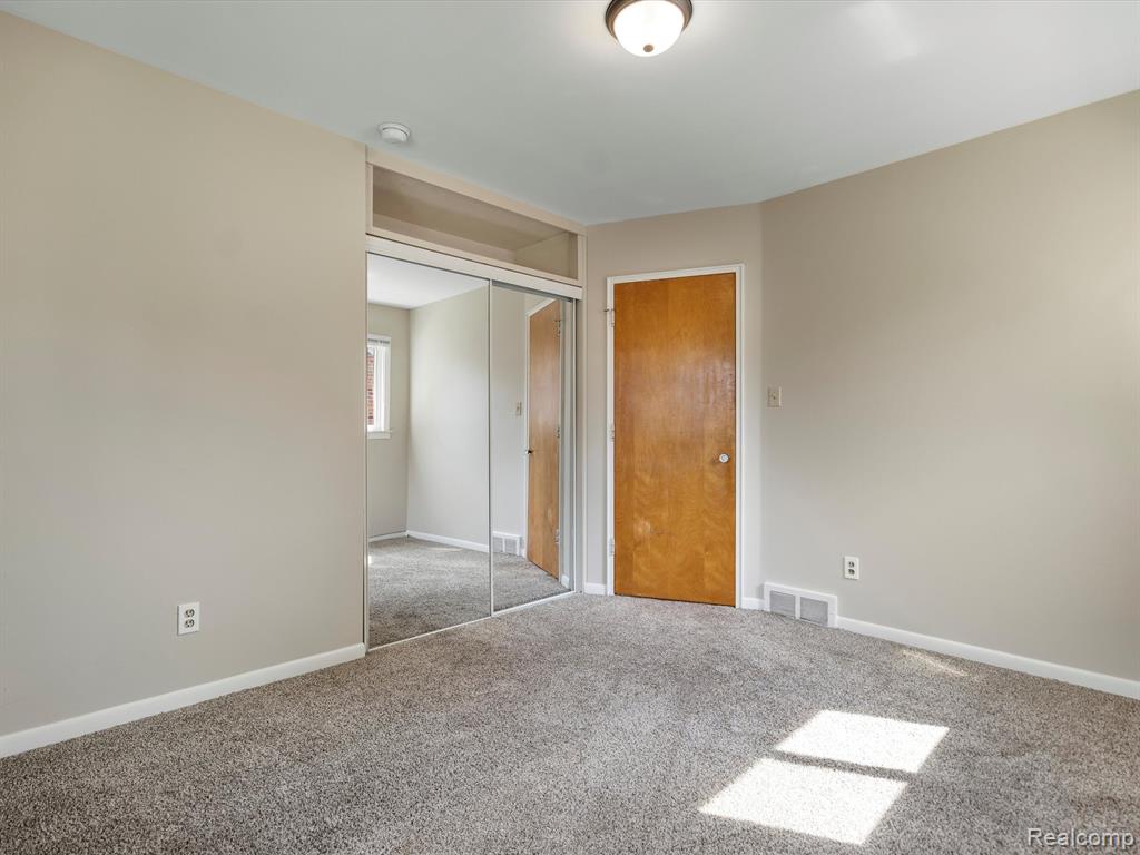 31553 Marblehead Road Farmington, MI 48336 - Photo 18 of 32