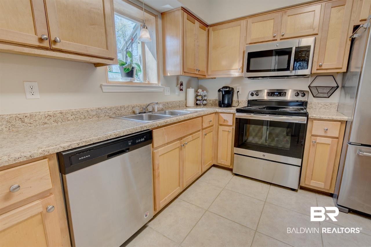 185 Robbins Boulevard Daphne, AL 36526 - Photo 17 of 35 Kitchen