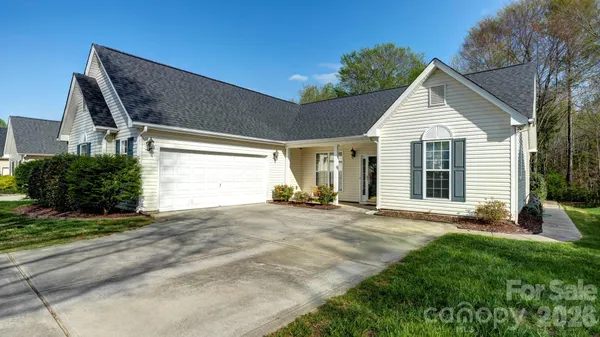 a view of a house with yard and plants