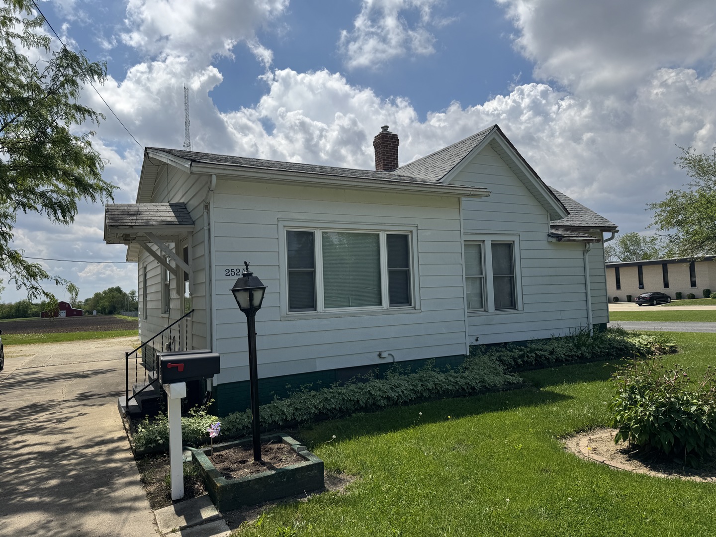 252 Ottawa Road Paxton, IL 60957 - Photo 2 of 14 a front view of a house with garden