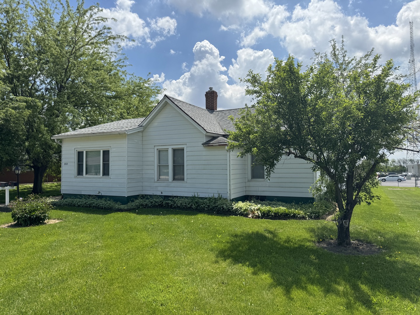 252 Ottawa Road Paxton, IL 60957 - Photo 3 of 14 a front view of a house with a garden