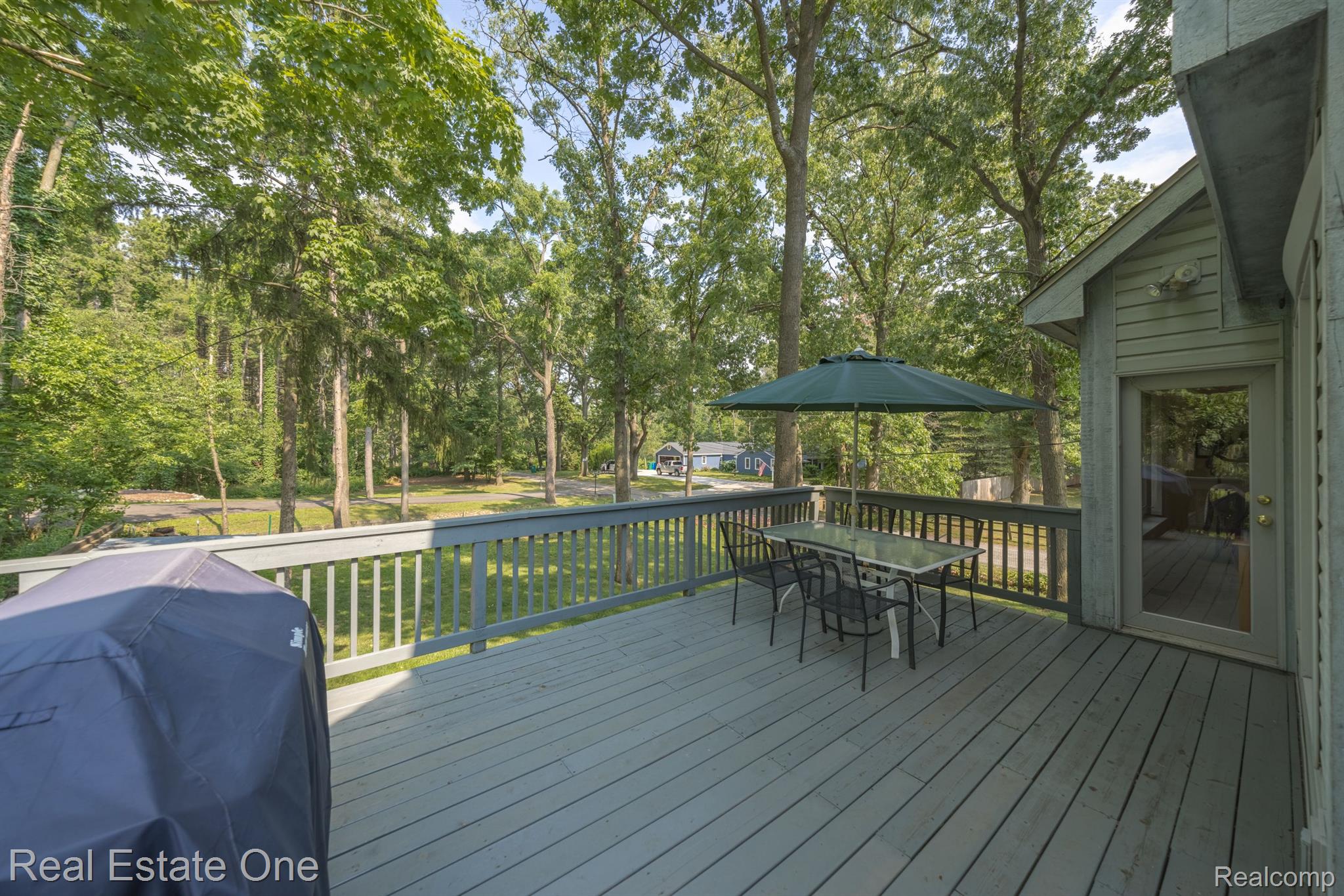 2520 South Commerce Road Walled Lake, MI 48390 - Photo 37 of 56 Access from great room to deck