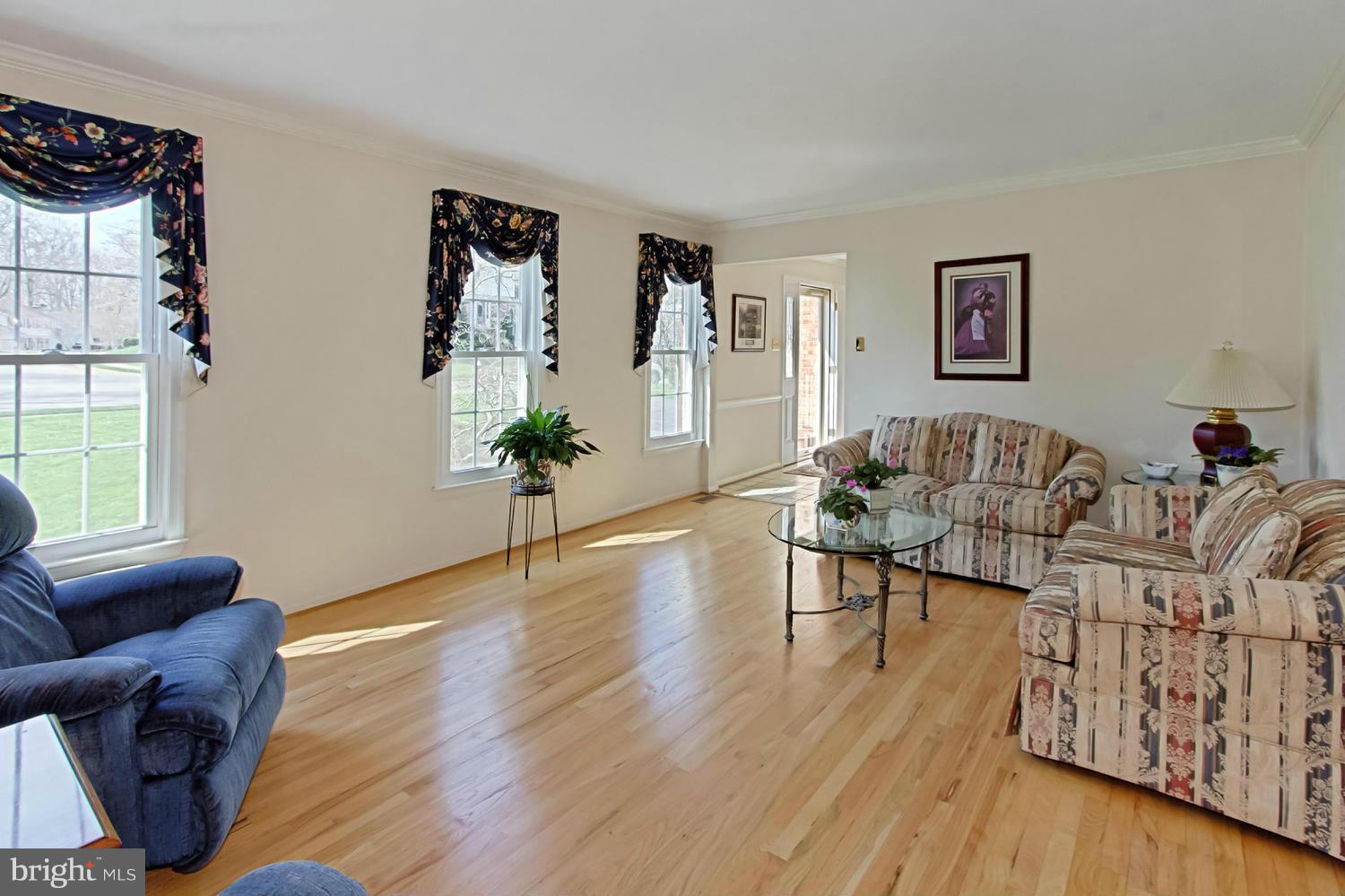 9828 Natick Road Burke, VA 22015 - Photo 6 of 30 Living Room