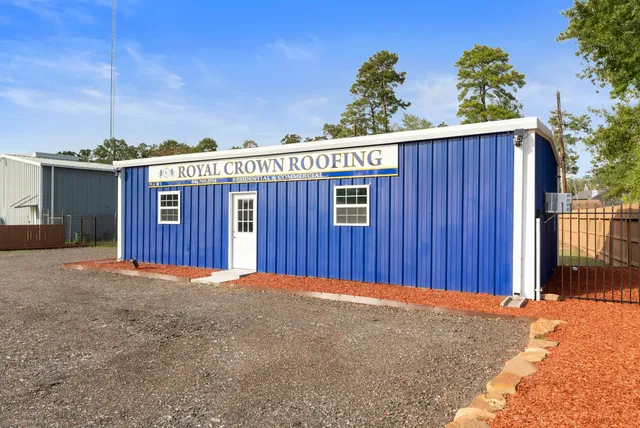 a view of an house with a yard