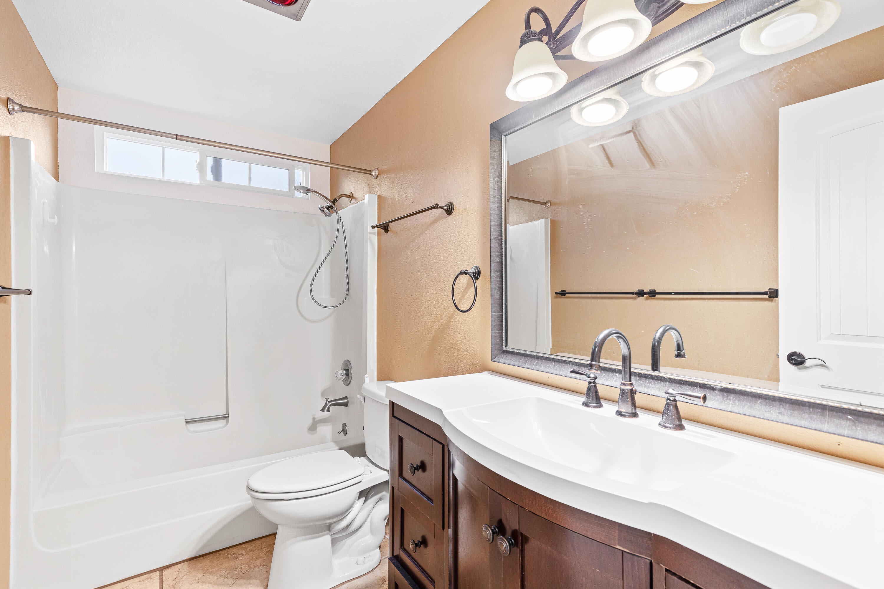 657 Sarah Lane Eagle Point, OR 97524 - Photo 13 of 24 9R9A6363