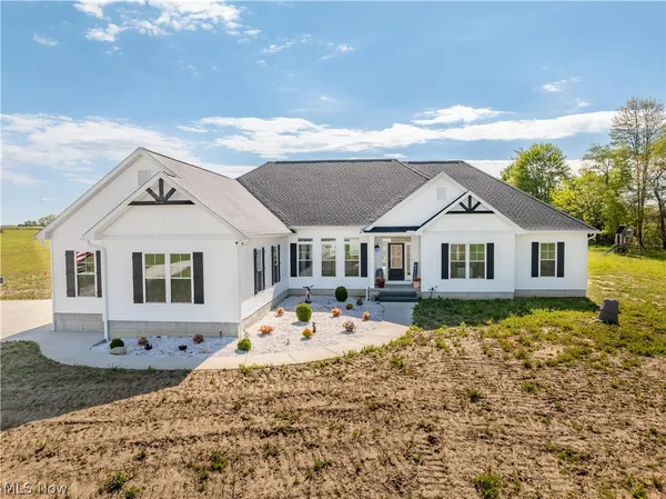 $799,900 | 4462 Manchester Avenue Northwest, North Lawrence, OH 44666