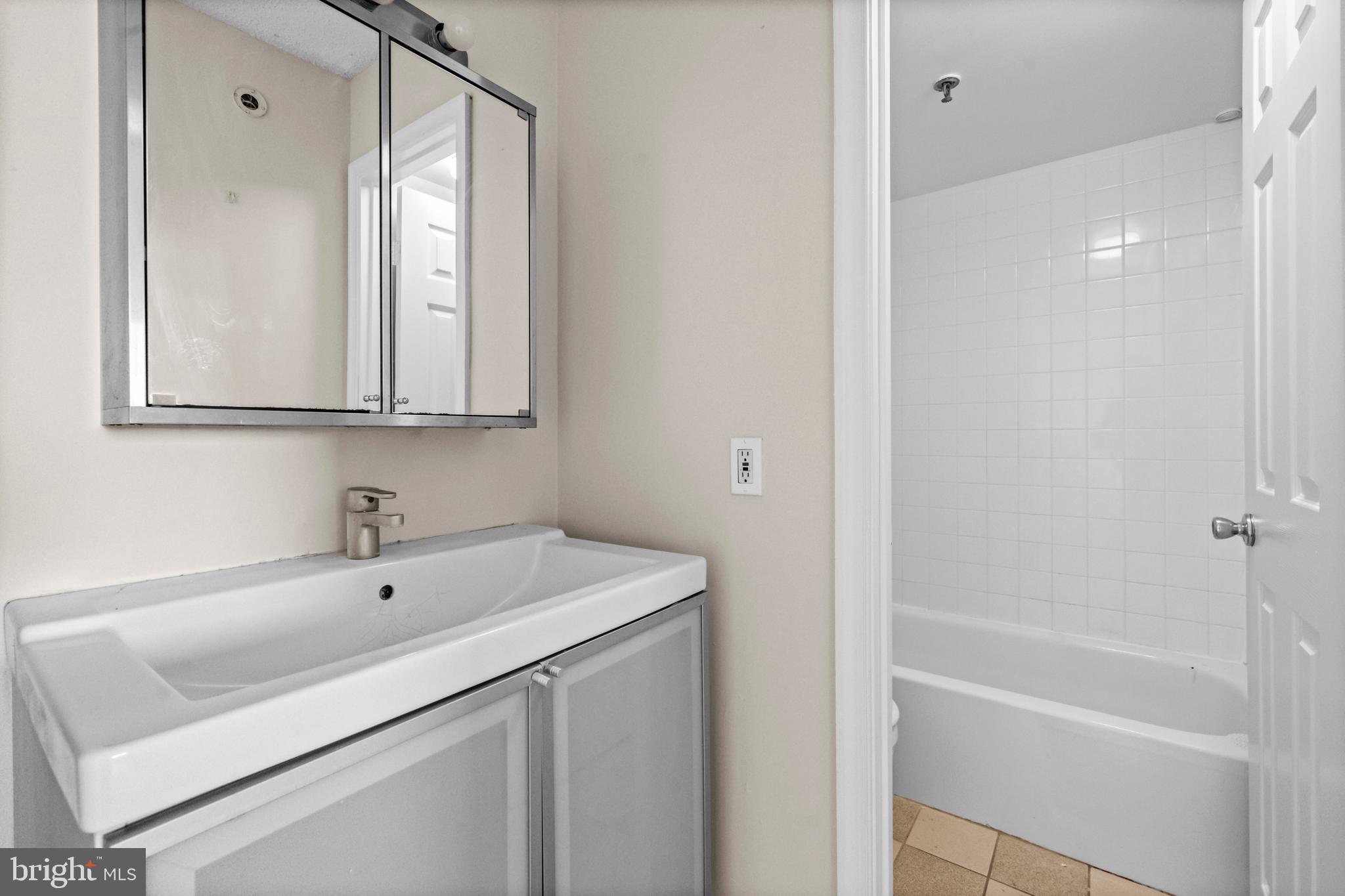 5911 Edsall Road, Unit 1209 Alexandria, VA 22304 - Photo 16 of 30 a bathroom with a sink and a bathtub