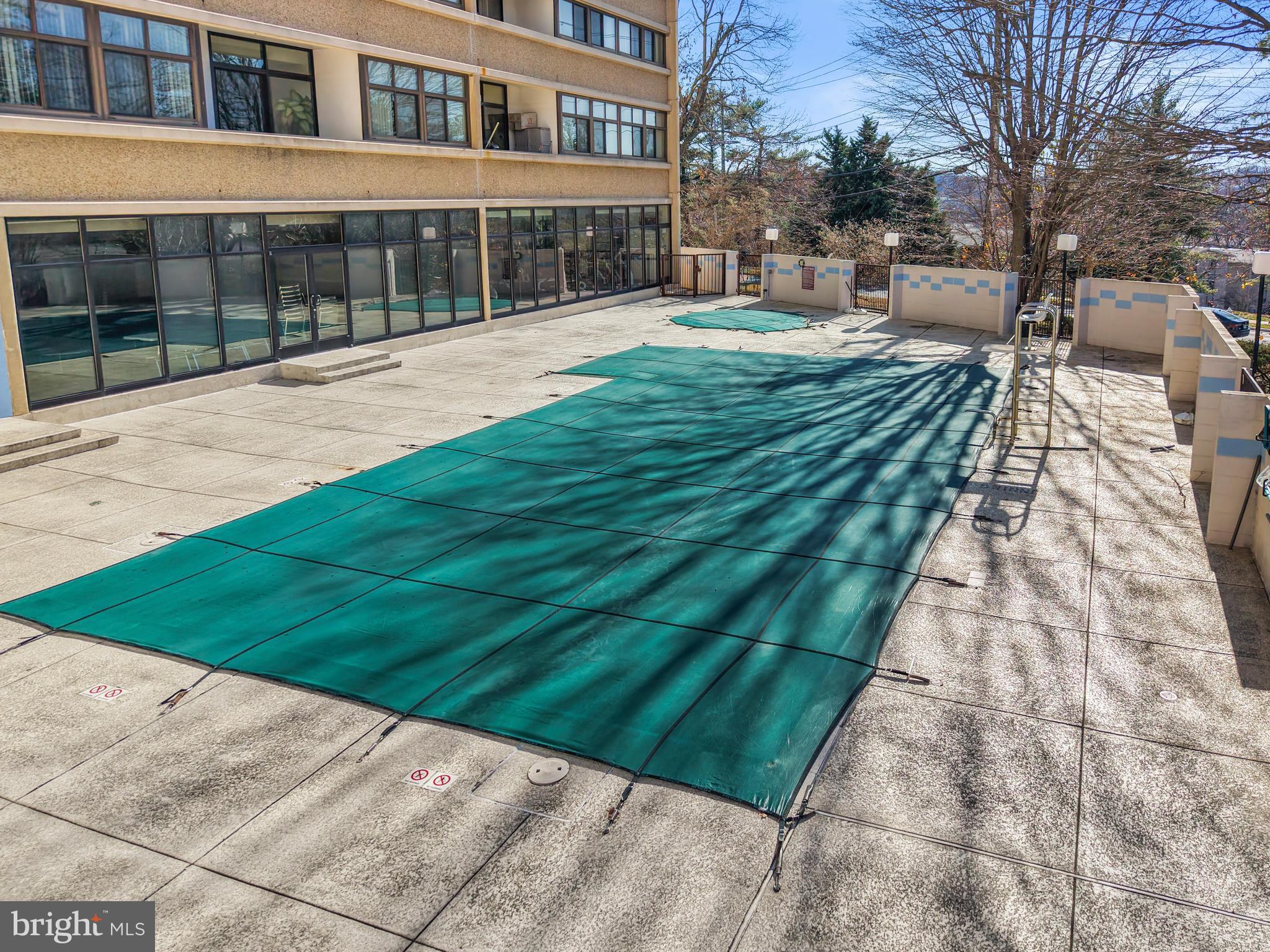 5911 Edsall Road, Unit 1209 Alexandria, VA 22304 - Photo 28 of 30 a view of a backyard with a garden