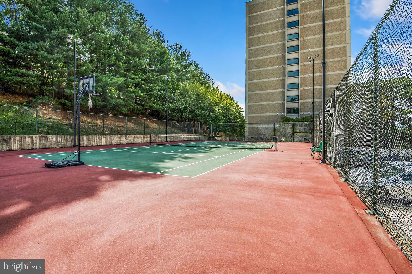 5911 Edsall Road, Unit 1209 Alexandria, VA 22304 - Photo 29 of 30 a view of a basketball court
