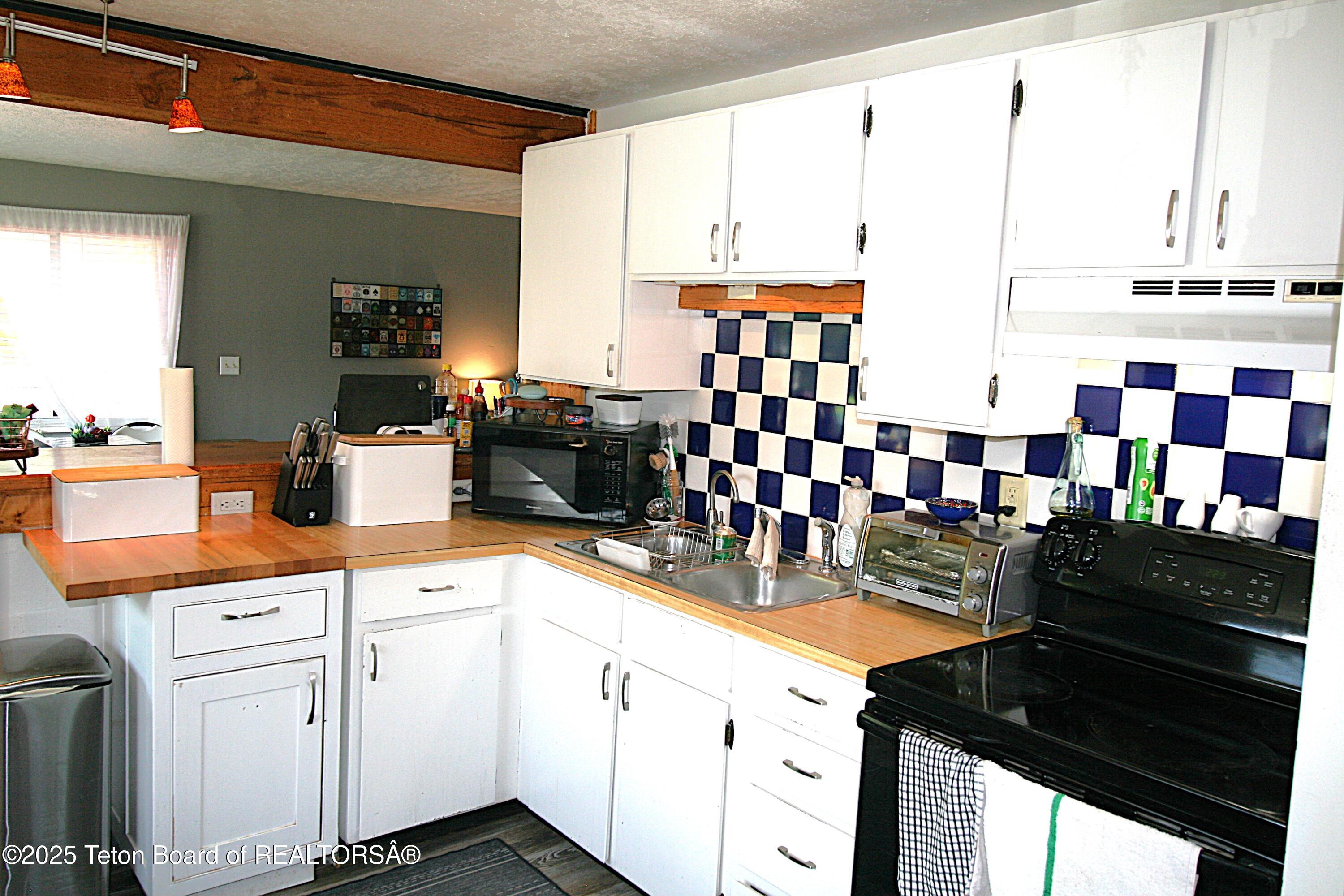 1675 J-W Drive Jackson, WY 83001 - Photo 7 of 16 Kithen