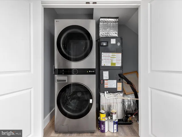 a close up view of a washer and dryer