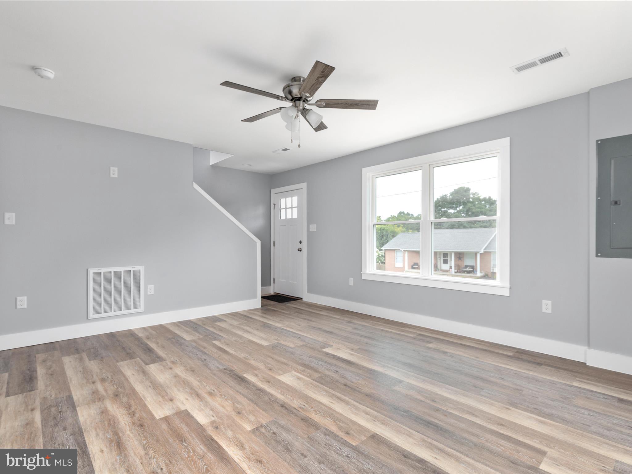 178 Bank Street Mount Jackson, VA 22842 - Photo 8 of 22 Front Door/Living Room