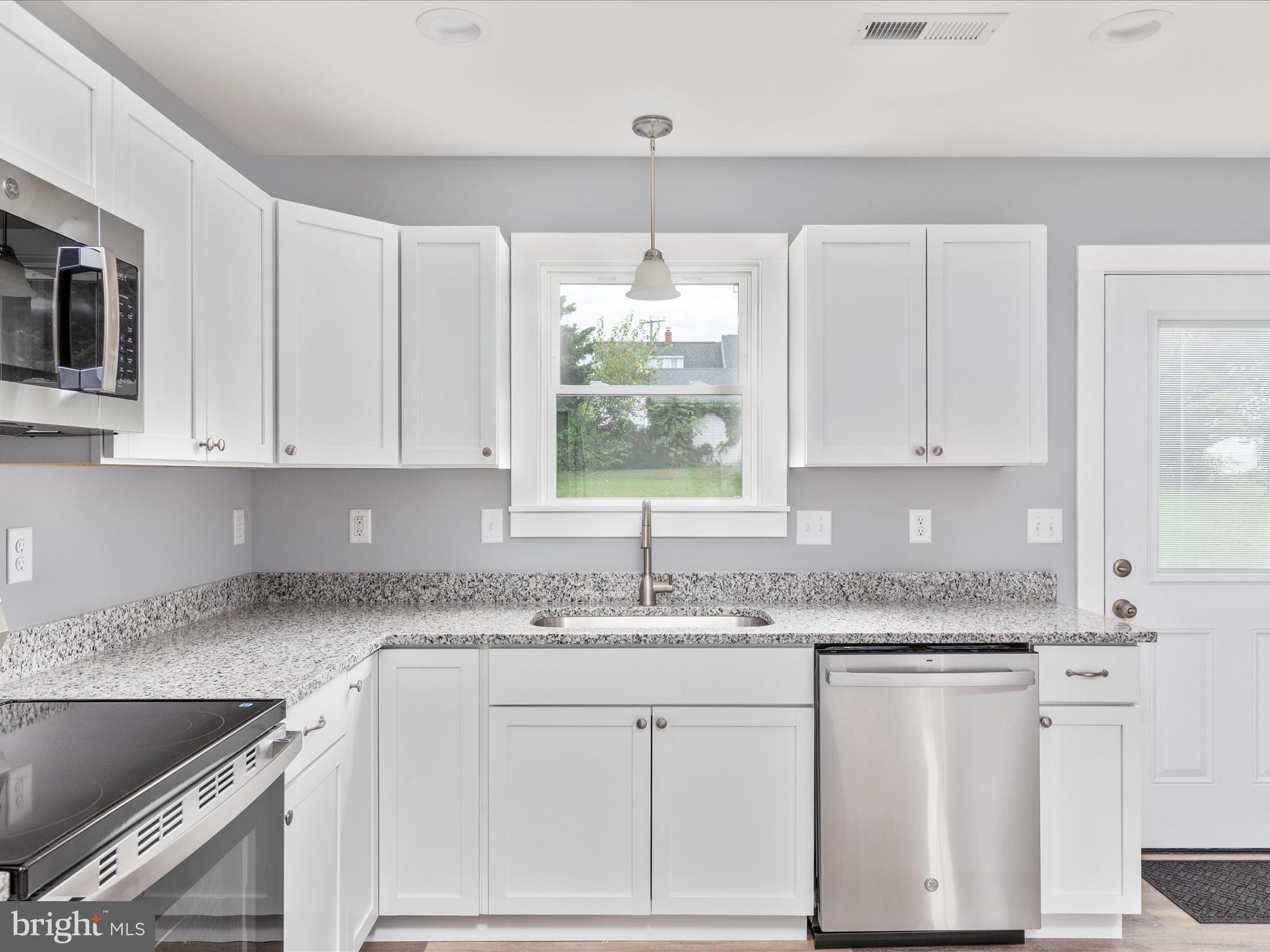 178 Bank Street Mount Jackson, VA 22842 - Photo 9 of 22 Kitchen/ Granite Counter Tops